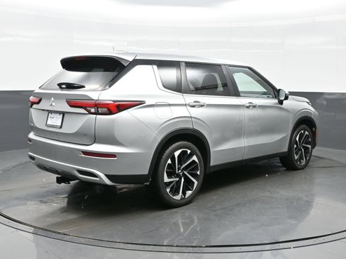 Used 2023 Mitsubishi Outlander SE image 6