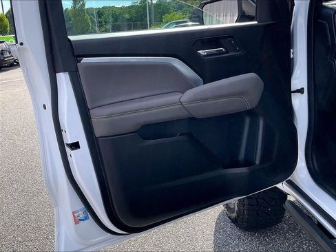 Used 2024 Chevrolet Colorado ZR2 w/ Technology Package AWD/4WD image 9