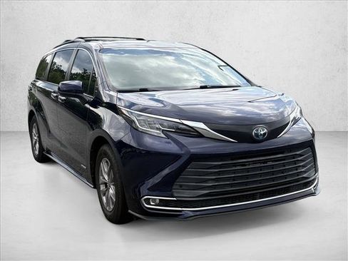 Used 2021 Toyota Sienna XLE FWD image 3
