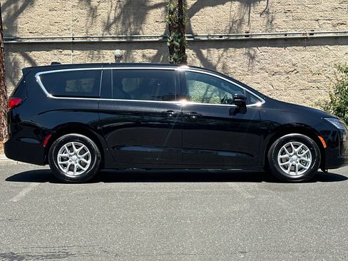 New 2027 Chrysler Pacifica Select FWD image 2