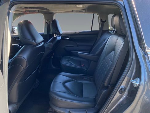 Used 2024 Toyota Highlander XLE image 13