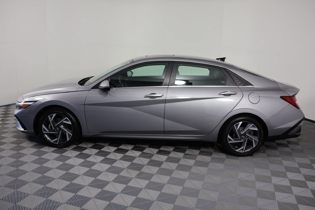 Used 2025 Hyundai Elantra Limited FWD image 5