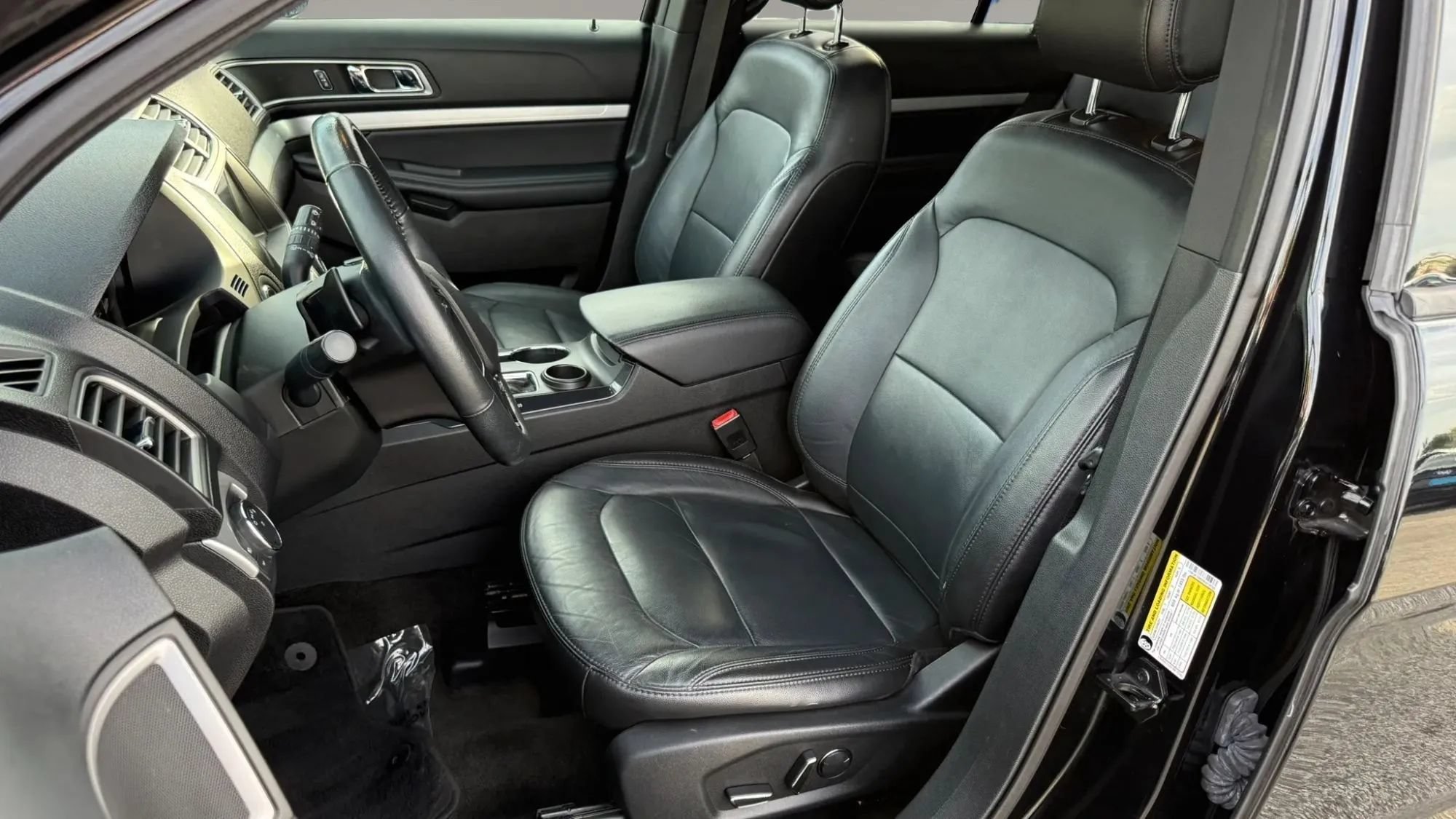 Used 2017 Ford Explorer XLT w/ Equipment Group 202A FWD image 13