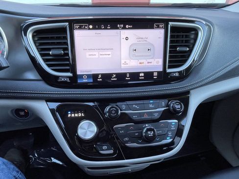 Used 2024 Chrysler Pacifica Touring-L image 20