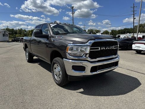 Used 2024 RAM 2500 Tradesman w/ Chrome Appearance Group image 9