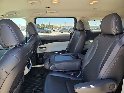 Used 2024 Kia Carnival EX FWD image 14