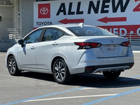 Used 2021 Nissan Versa SV image 3