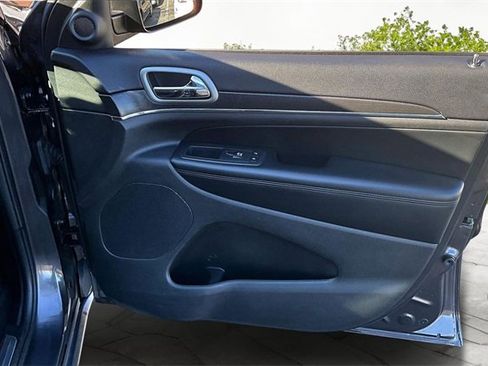 Used 2018 Jeep Grand Cherokee Limited w/ Luxury Group II image 23