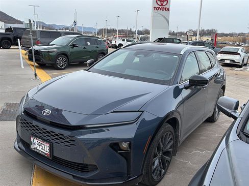 Used 2025 Toyota Crown Signia image 5