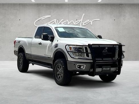 Used 2017 Nissan Titan PRO-4X w/ Pro-4x Convenience Package AWD/4WD image 2