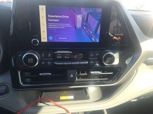 Used 2023 Toyota Highlander XLE image 12