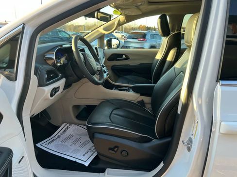 Used 2023 Chrysler Pacifica Limited w/ Uconnect Theater Family Group image 13