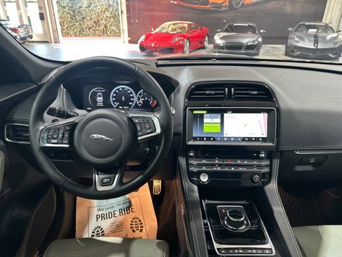 Used 2017 Jaguar F-PACE R-Sport image 35