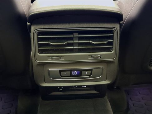 Used 2023 Audi Q8 Premium image 25