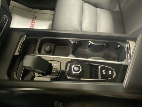 Used 2025 Volvo XC60 B5 Plus image 27
