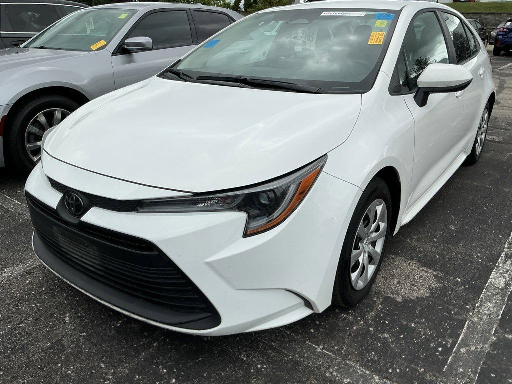 Used 2025 Toyota Corolla LE FWD image 4