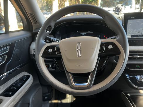 Used 2023 Lincoln Corsair FWD image 35