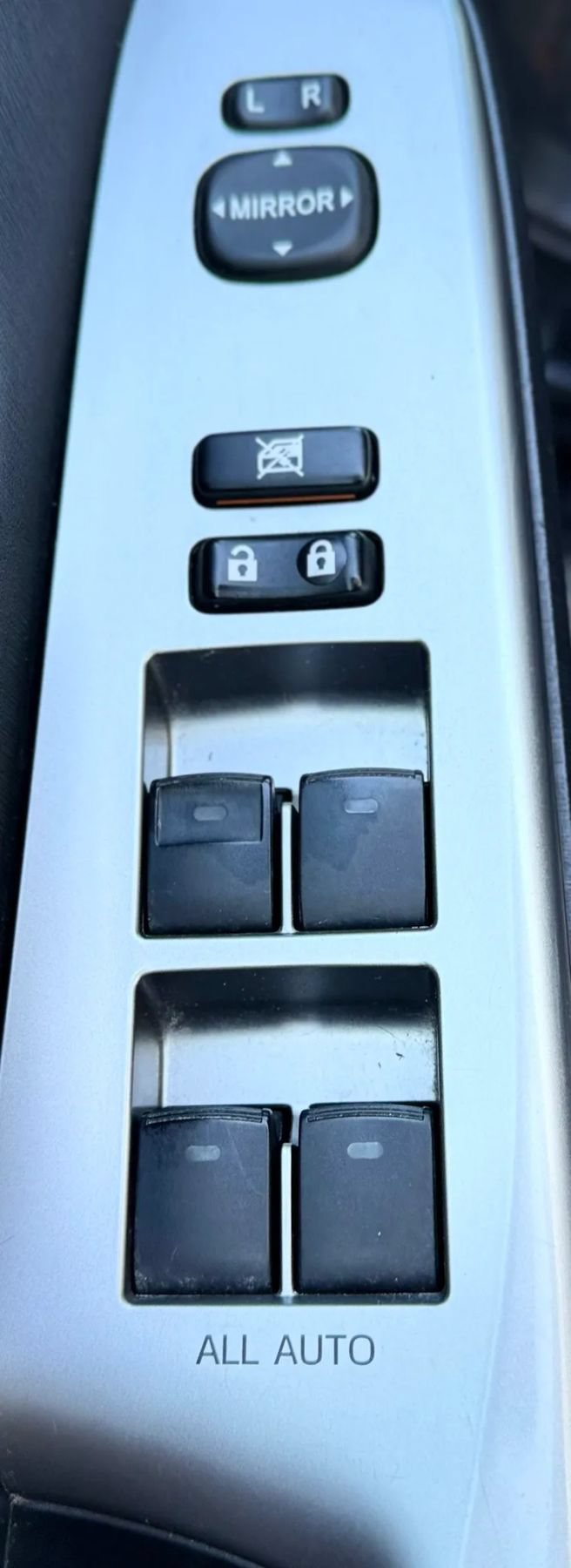 Used 2017 Toyota Prius V Four w/ Carpet Mat Package FWD image 21