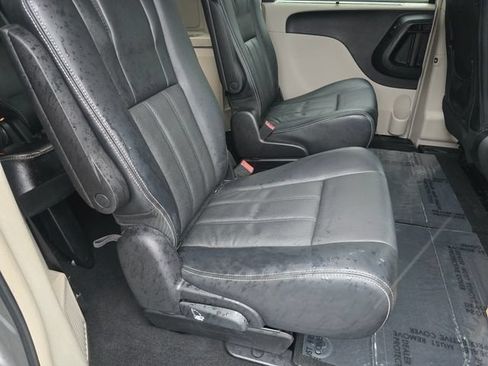 Used 2012 Chrysler Town & Country Touring-L w/ Entertainment Group #2 FWD image 34
