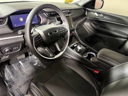Used 2025 Jeep Grand Cherokee Altitude AWD/4WD image 19
