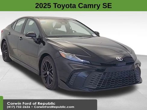 Used 2025 Toyota Camry SE image 1
