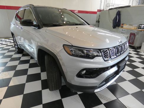 Used 2025 Jeep Compass Limited AWD/4WD image 3