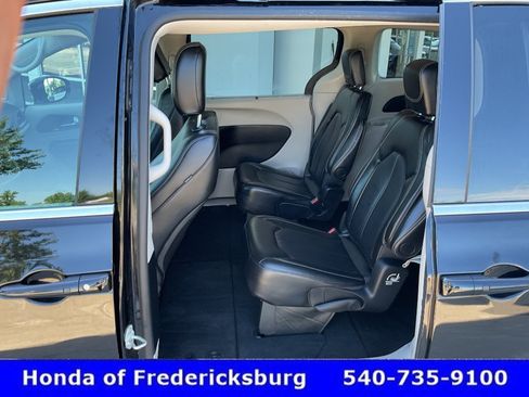 Used 2024 Chrysler Pacifica Touring-L FWD image 28