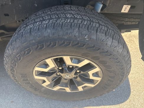 Used 2022 Toyota Tacoma TRD Off-Road w/ Technology Package image 6