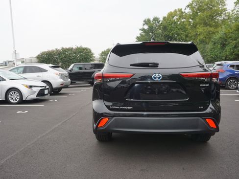 Used 2022 Toyota Highlander LE AWD/4WD image 4