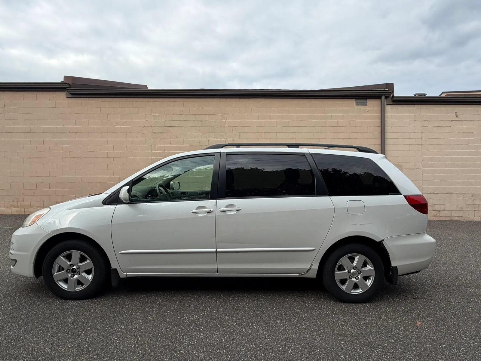Used 2004 Toyota Sienna XLE FWD image 4