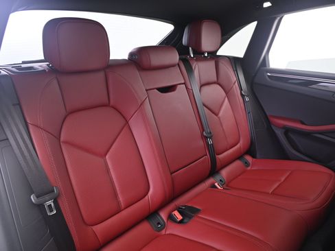 Certified 2024 Porsche Macan S AWD/4WD image 19