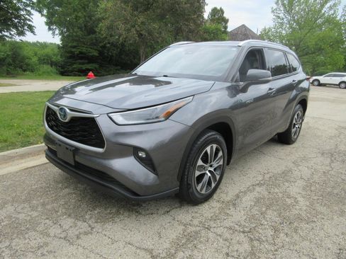 Used 2021 Toyota Highlander XLE FWD image 2