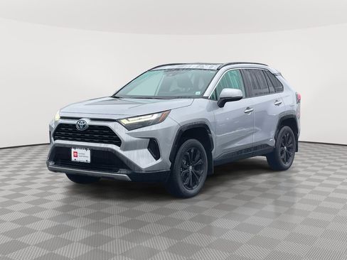 Used 2023 Toyota RAV4 SE image 3