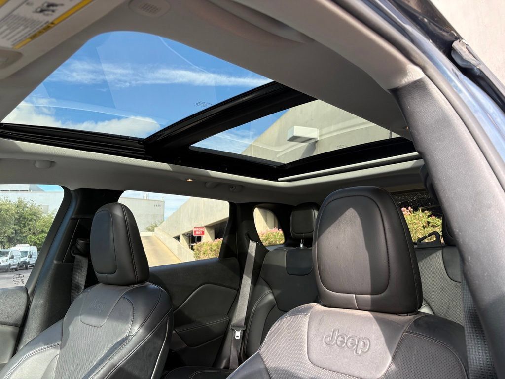Certified 2022 Jeep Cherokee Latitude Lux w/ Sun & Sound Group FWD image 10