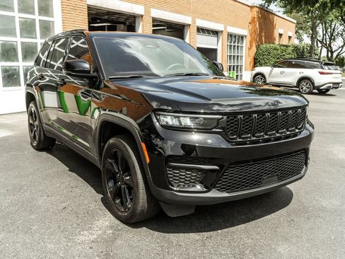 Used 2023 Jeep Grand Cherokee Altitude AWD/4WD image 5