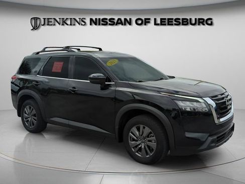 Certified 2025 Nissan Pathfinder SV image 1