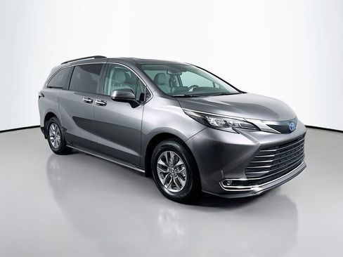 Used 2024 Toyota Sienna XLE FWD image 3