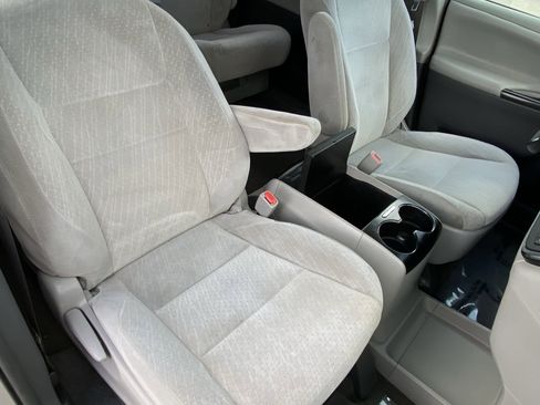 Used 2019 Toyota Sienna LE w/ Carpet Mat Package FWD image 11