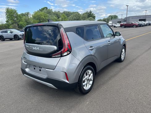 Used 2025 Kia Soul LX w/ LX Technology Package FWD image 5