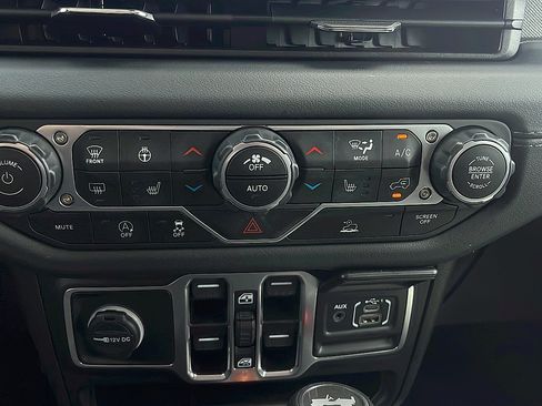 Used 2025 Jeep Wrangler Unlimited Sahara AWD/4WD image 18