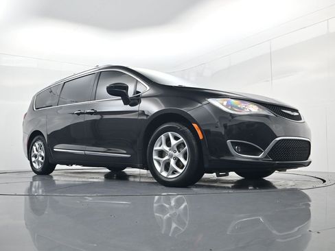 Used 2018 Chrysler Pacifica Touring-L Plus w/ Tire & Wheel Group image 56