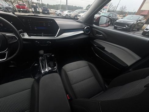 Used 2025 Chevrolet Trax LT w/ LT Convenience Package image 35