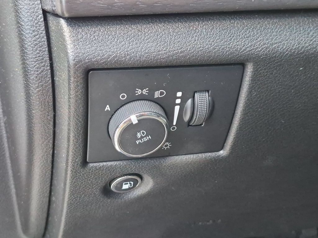 Used 2018 Jeep Grand Cherokee Altitude AWD/4WD image 14