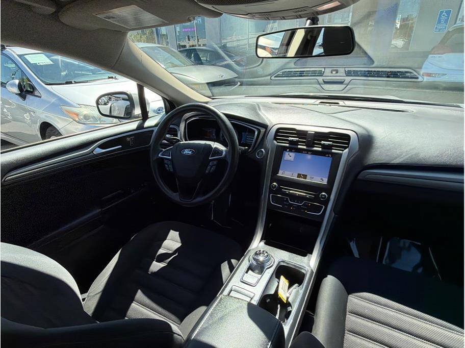 Used 2017 Ford Fusion SE FWD image 5