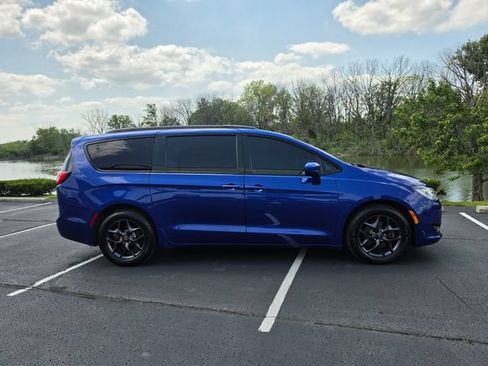 Used 2018 Chrysler Pacifica Touring-L Plus w/ S Appearance Package FWD image 5