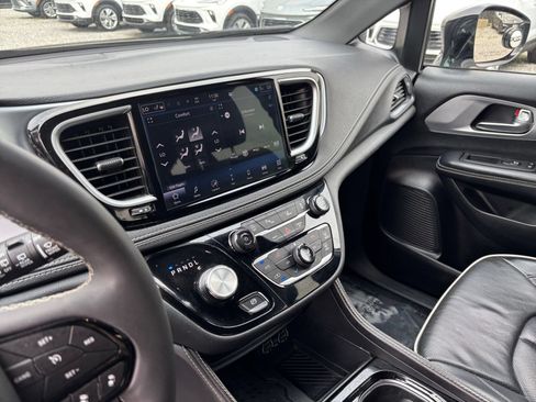 Used 2025 Chrysler Pacifica Limited FWD image 17
