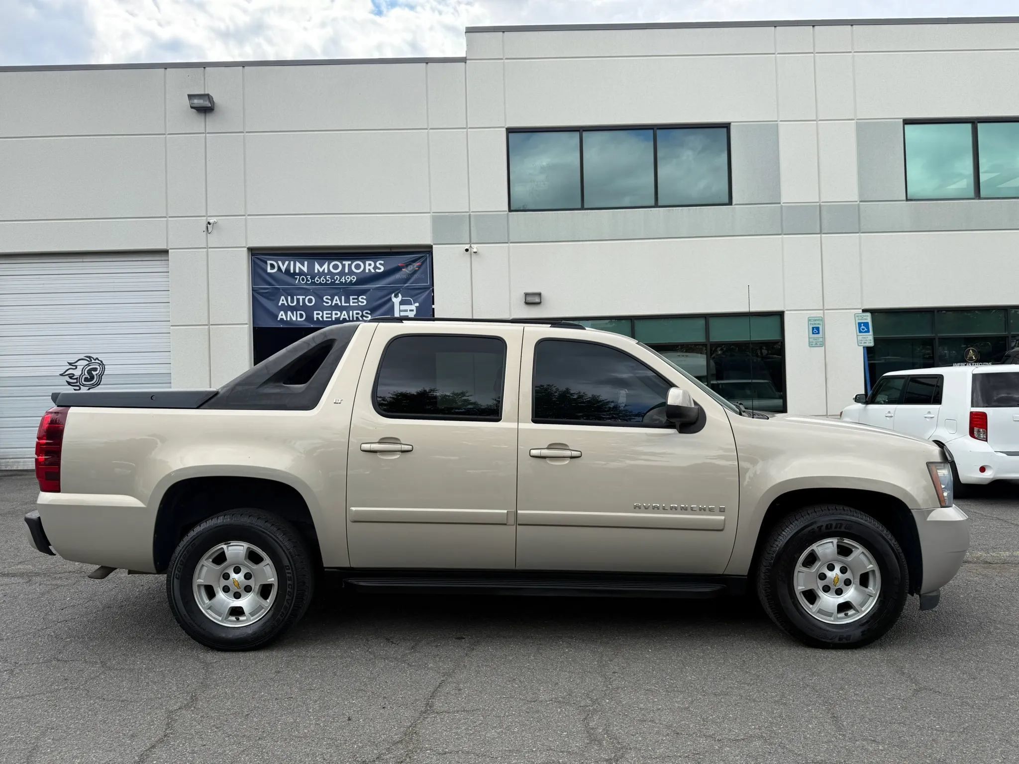 Used 2008 Chevrolet Avalanche LT AWD/4WD image 3