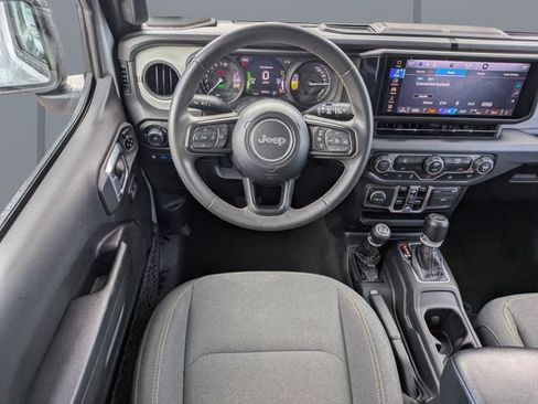 Used 2024 Jeep Wrangler Unlimited AWD/4WD image 15