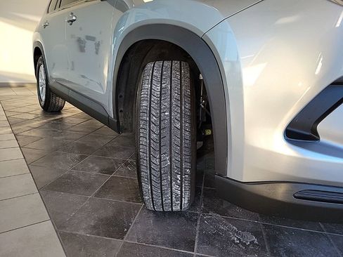 Used 2025 Toyota Grand Highlander AWD image 17