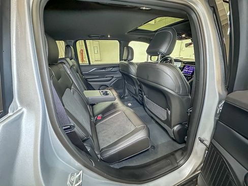 New 2025 Jeep Grand Cherokee Laredo image 4